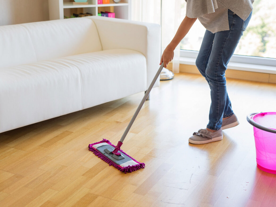Чим потрібно мити дерев’яну підлогу, щоб вона сяяла від чистоти: найкращий засіб