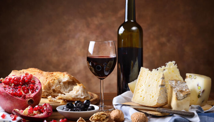 Сир і вино здатні знизити ризик розвитку хвороби Альцгеймера
