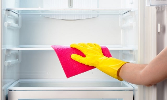 Як позбутись неприємного запаху в холодильнику