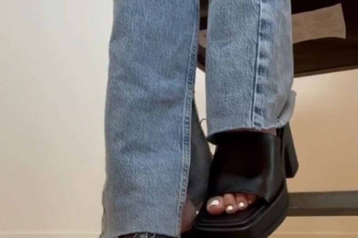 Блогерка показала простий спосіб позбутися ковзання ніг в босоніжках