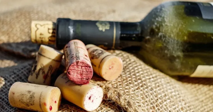 Як відкоркувати пляшку вина без штопора