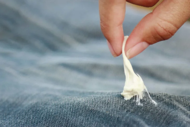 Як легко видалити жувальну гумку, що прилипла на одяг: 4 найкращі способи