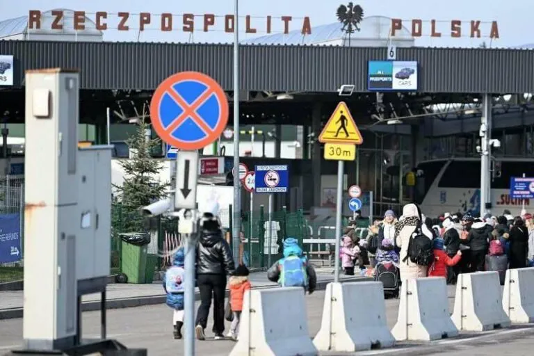 Українські біженці у Польщі зможуть отримати право на проживання терміном на 3 роки