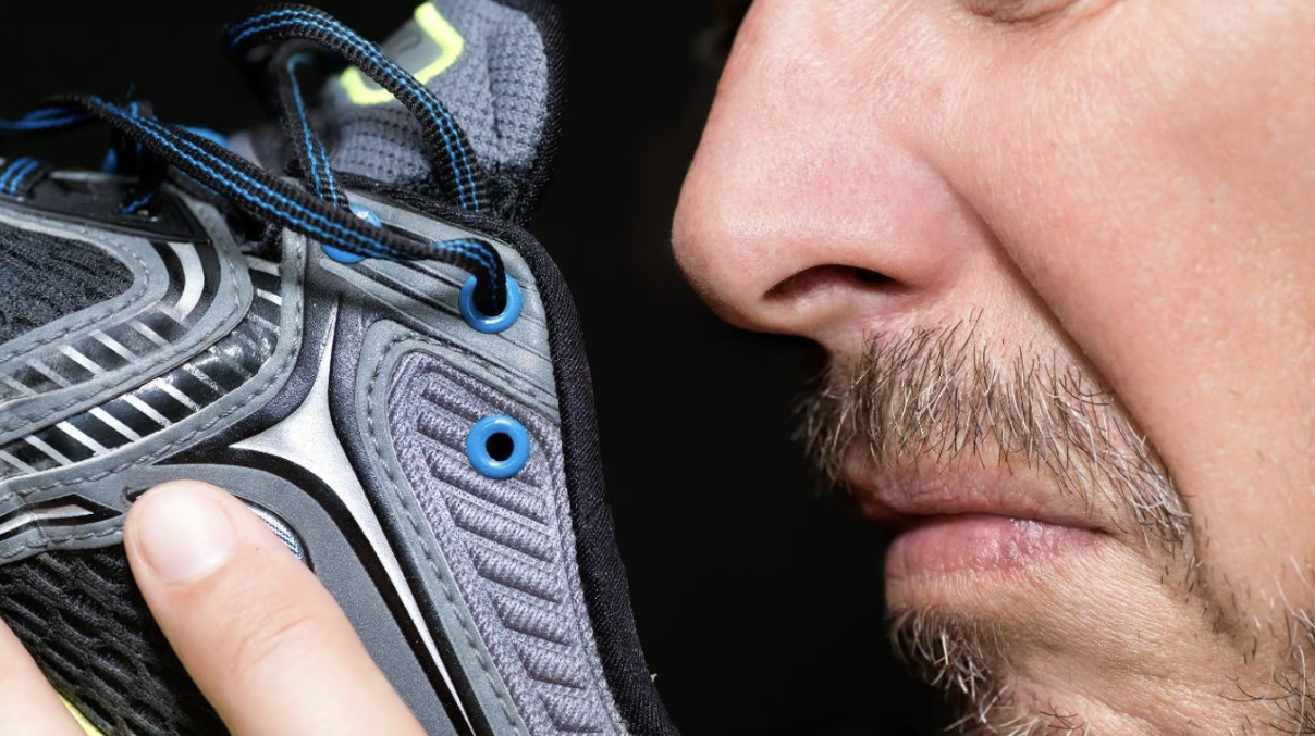 Чому в кросівках виникає неприємний запах — методи профілактики та усунення