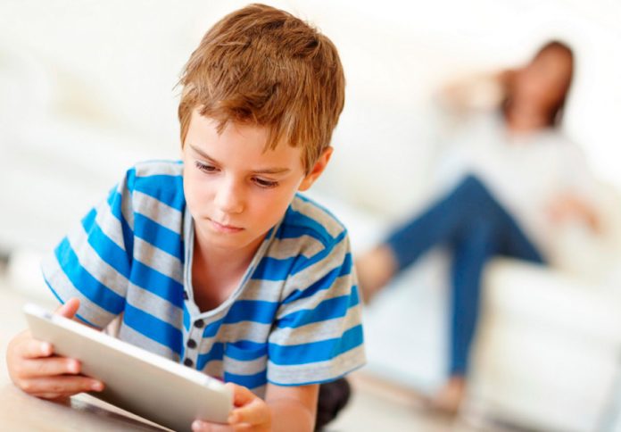 Що робити, якщо дитина постійно сидить за комп’ютером: 5 корисних порад