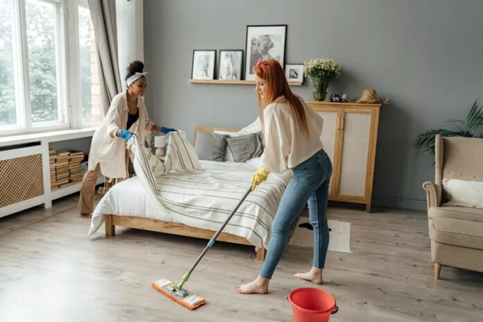 Експерт розповів, як миття підлоги впливає на енергетику дому
