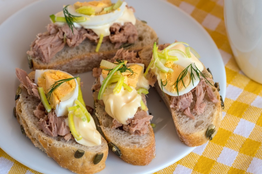 Бутерброди з тунцем, йогуртом та яйцем