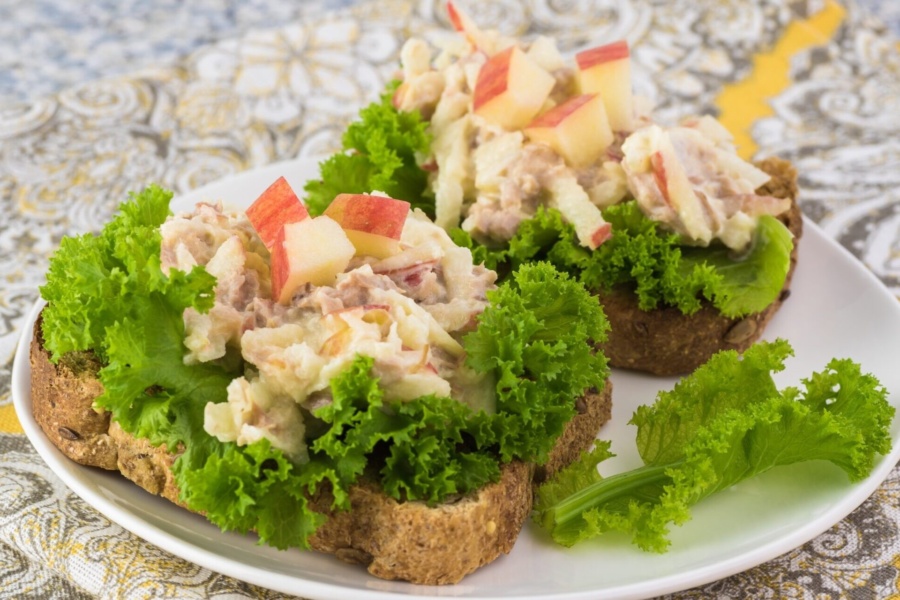 Бутерброди з тунцем та яблуком