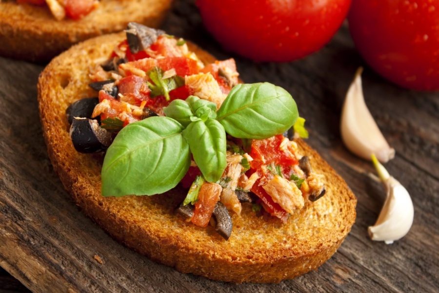 Брускетта з тунцем і помідорами