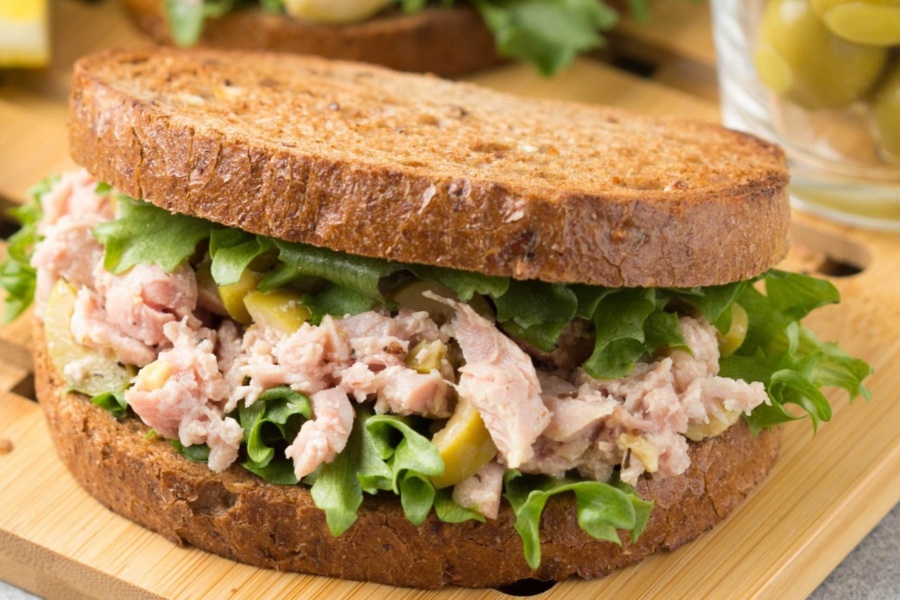 Канапки з консервованим тунцем та оливками