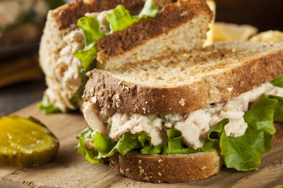 Сендвічі з тунцем та маринованими огірками