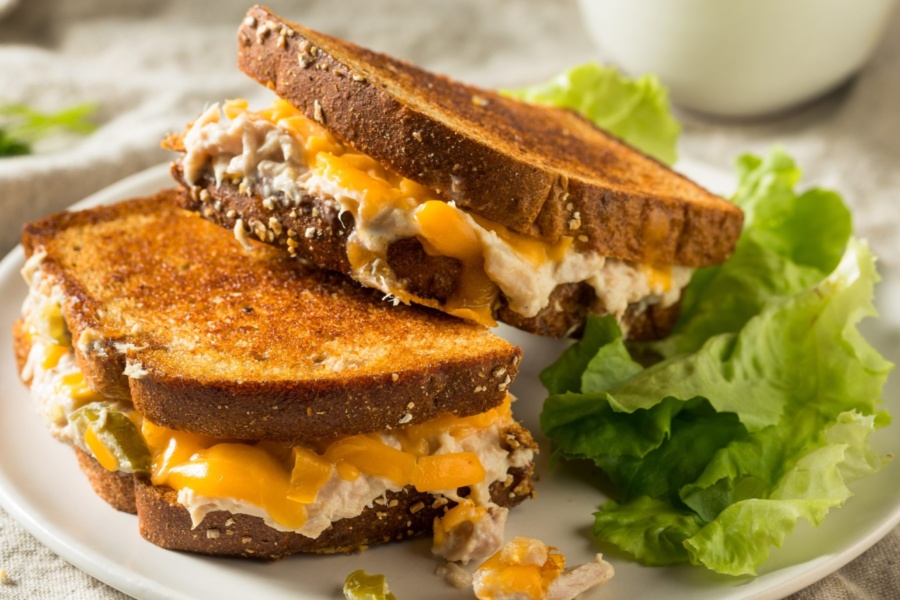 Сендвічі з консервованим тунцем та сиром