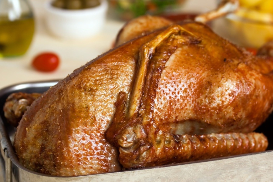 Як запекти гуску з чорносливом у рукаві