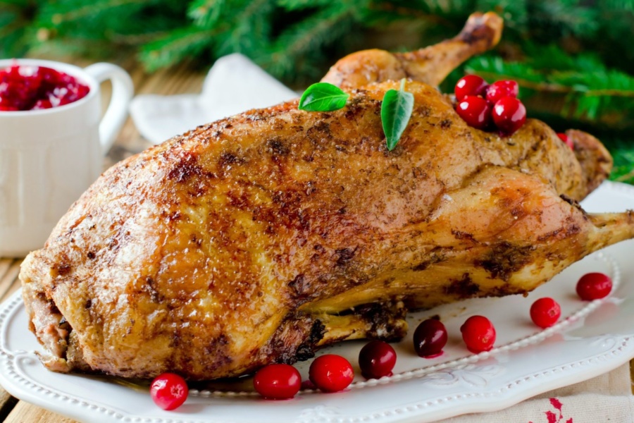 Як приготувати гуску, фаршировану журавлиною та горіхами