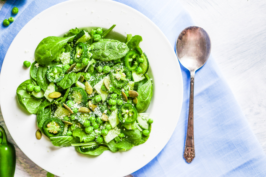 Салат з молодого горошку та шпинату