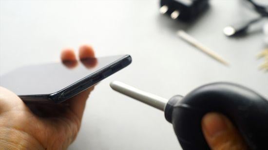 Як почистити роз'єм зарядки смартфона вручну: є тільки один правильний спосіб