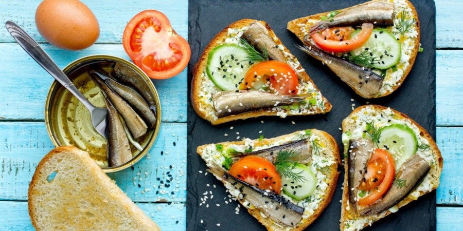 Святкові канапки зі шпротами, яйцями та овочами