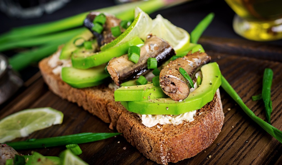 Бутерброди зі шпротами, авокадо та кисломолочним сиром