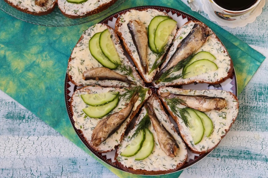 Канапки зі шпротами та плавленим сиром