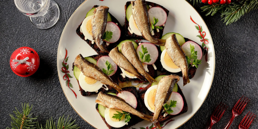 Бутерброди зі шпротами, редискою та яйцем