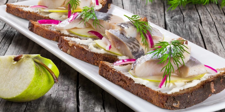 Бутерброди з оселедцем, яблуком та сиром