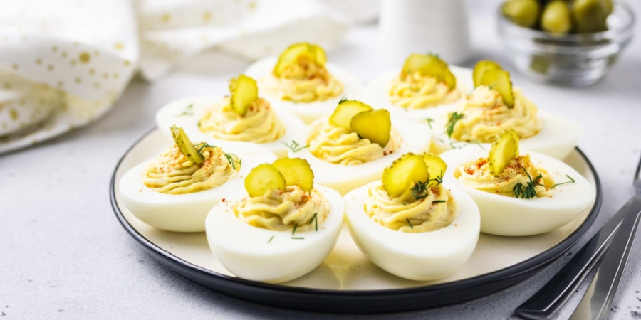 Фаршировані яйця з маринованими огірками