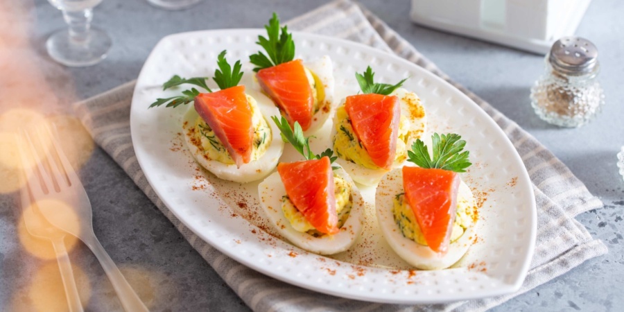Фаршировані яйця з червоною рибою та зеленню