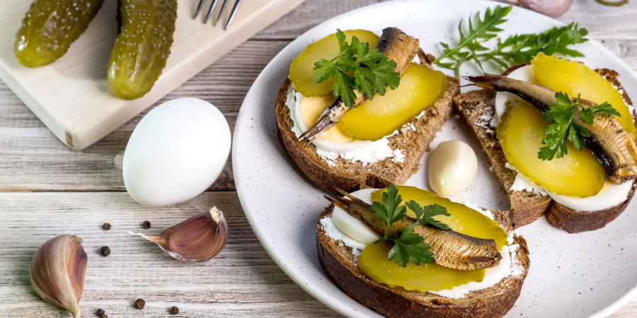Канапки зі шпротами та солоними огірками