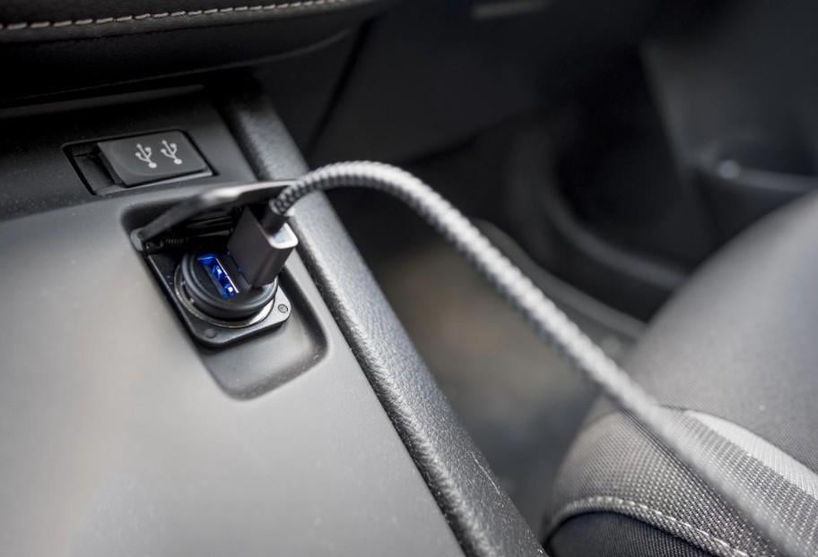 Припиніть використовувати USB в машині для зарядки: є швидший спосіб