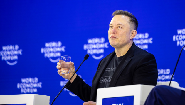 Маск змінює пріоритети: будуватиме місто на Місяці, а не на Марсі