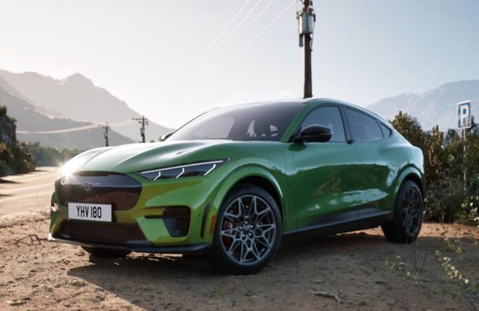 Ford може випустити чотиридверний Mustang до