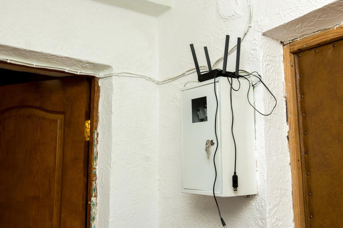 Навіщо люди кладуть монету на Wi-Fi-роутер: експерти перевірили вірусний лайфхак