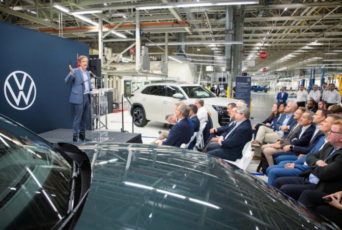 Volkswagen шукає гроші на тлі кризи та планує заморозити зарплати співробітників